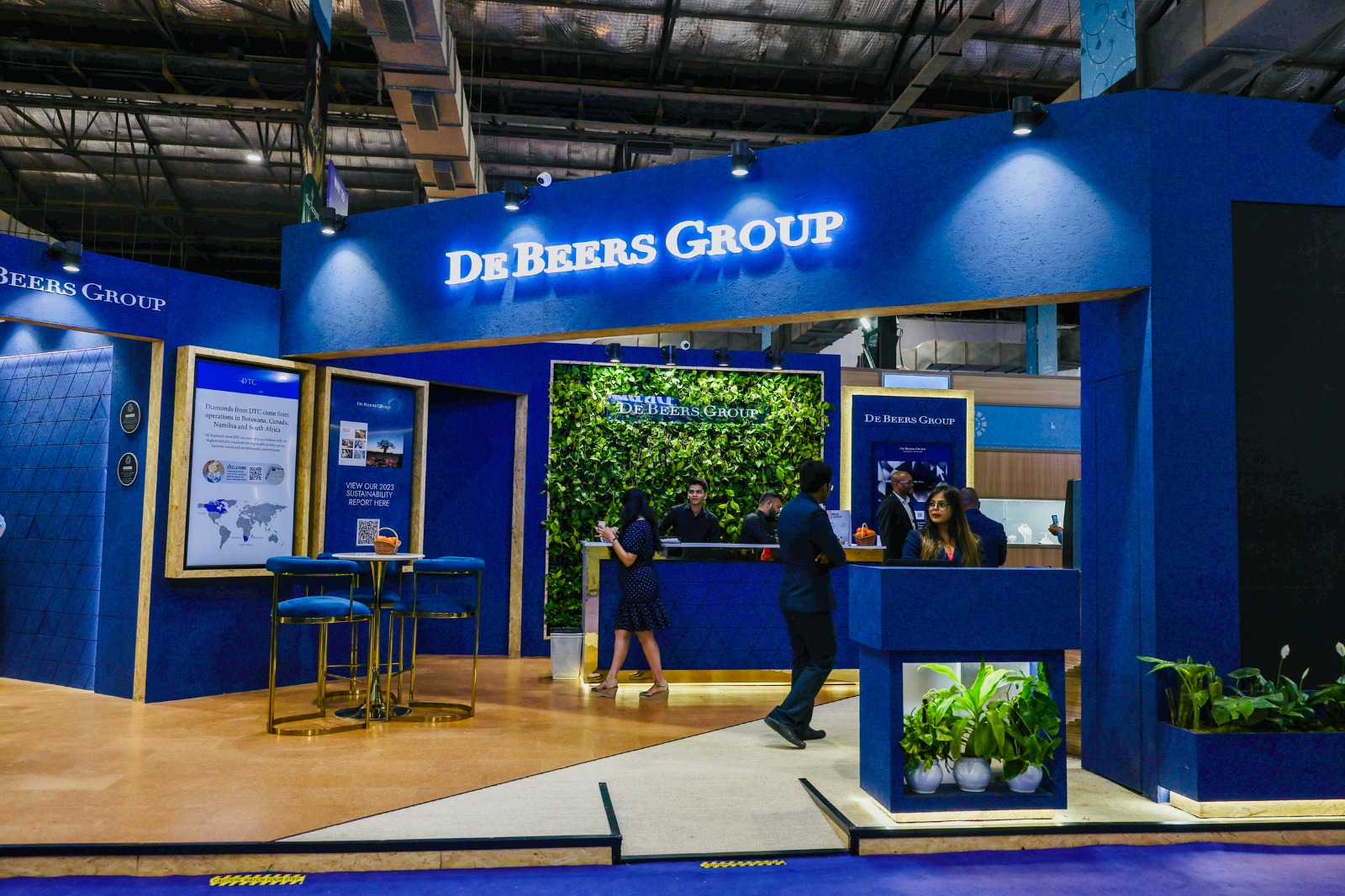 De Beers Group Unveils Sustainable Booth at IIJS Premiere Show 2024