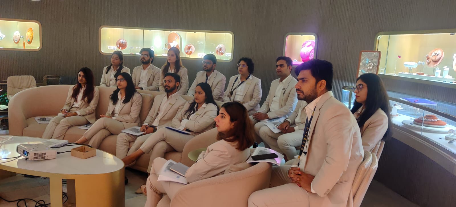 GSI’s gemology seminar enhances sales expertise of EISH by Anand Jewels/GSI sensitizes sales staff of EISH by Anand Jewels with a holistic gemology seminar