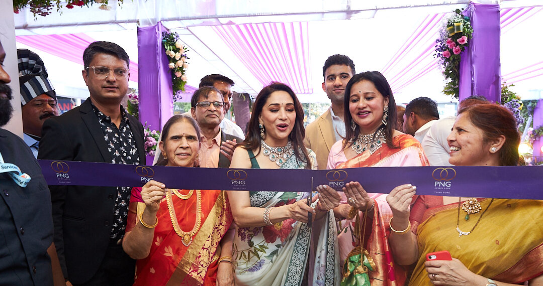 Bollywood diva Madhuri Dixit inaugurates the Solapur store along with Hemant Chavaan, Head- Marketing, E-commerce and CSR, PNG Jewellers, and the Gadgil family