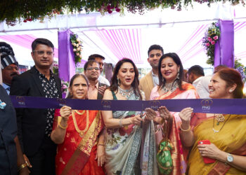 Bollywood diva Madhuri Dixit inaugurates the Solapur store along with Hemant Chavaan, Head- Marketing, E-commerce and CSR, PNG Jewellers, and the Gadgil family