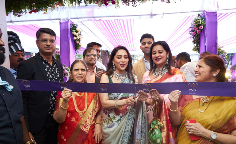 Bollywood diva Madhuri Dixit inaugurates the Solapur store along with Hemant Chavaan, Head- Marketing, E-commerce and CSR, PNG Jewellers, and the Gadgil family