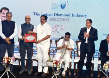Shri C.R. Patil and Shri Harsh Sanghvi at Bharat Diamond Bourse visit
