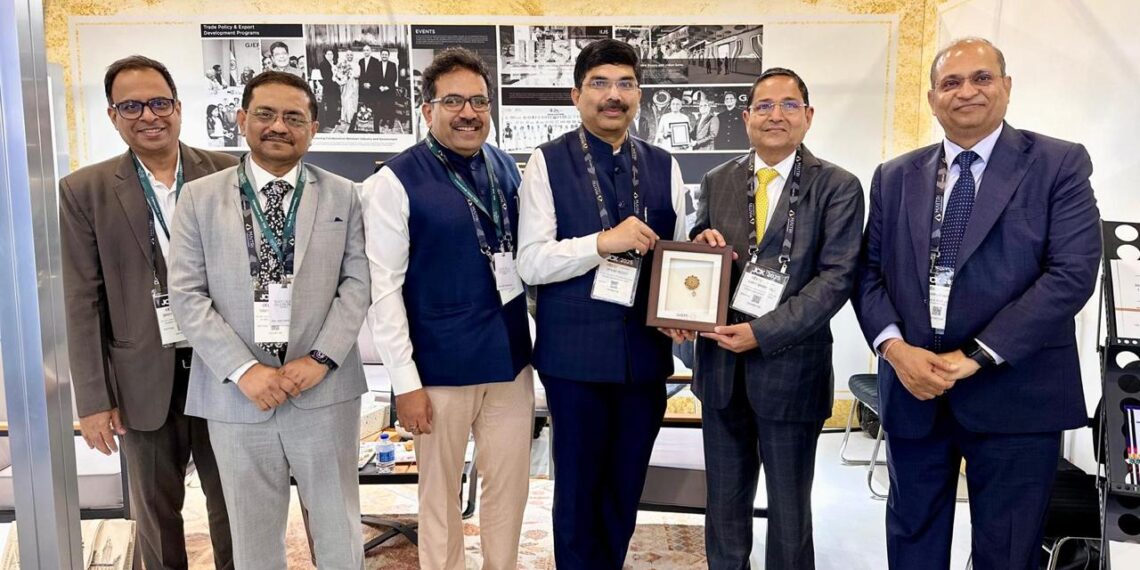 GJEPC Chairman welcomes Dr. K. Srikar Reddy at India Pavilion, JCK Las Vegas 2025