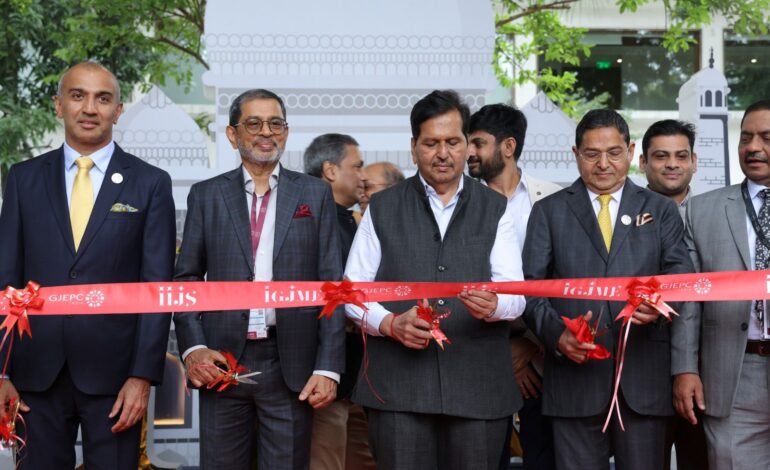 Mr. Mangal Prabhat Lodha, Hon. Minister, Maharashtra &  Mr. Abdul Salaam Vice Chairman, Malabar Group, inaugurate IIJS Premiere 2025 at Bombay Exhibition Centre, NESCO, Goregaon, Mumbai 