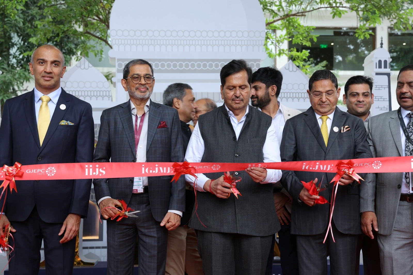Mr. Mangal Prabhat Lodha, Hon. Minister, Maharashtra &  Mr. Abdul Salaam Vice Chairman, Malabar Group, inaugurate IIJS Premiere 2025 at Bombay Exhibition Centre, NESCO, Goregaon, Mumbai 