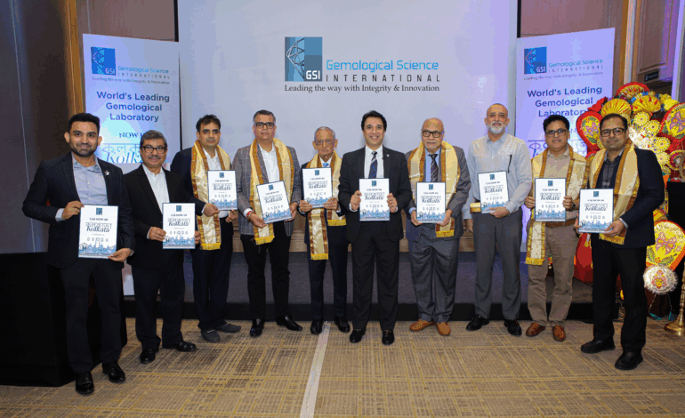 Ramit Kapur, MD, GSI India, along with retailers and dignitaries from the gem and jewellery industry of the Eastern region during the official launch of the laboratory in Kolkata