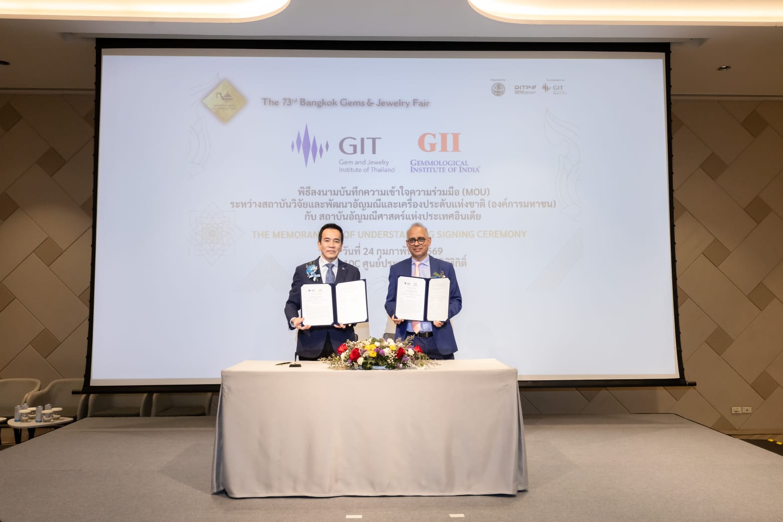 Mehul Shah signing MoU between GII and GIT at 73rd Bangkok Gems & Jewellery Fair