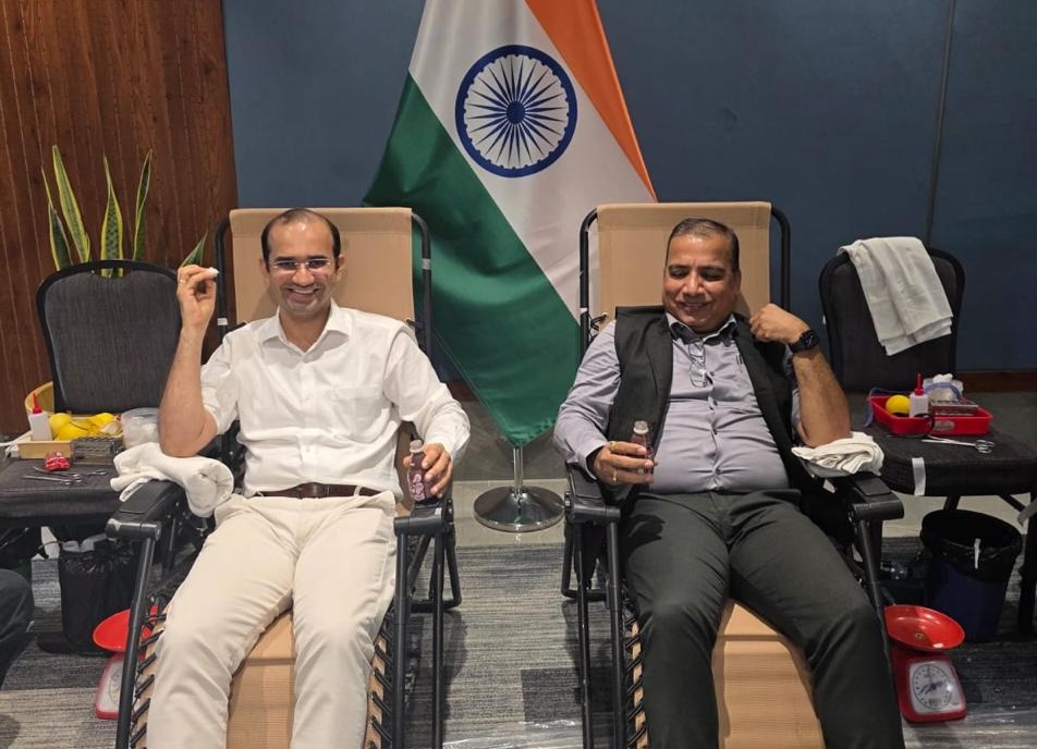 Volunteers and members of Bharat Diamond Bourse participate in record-breaking blood donation drive collecting 801 units in Mumbai