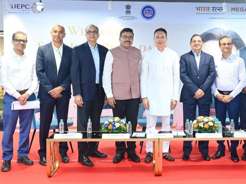 Jitin Prasada with GJEPC Chairman Kirit Bhansali during inauguration of CEIFC at SEEPZ Mumbai