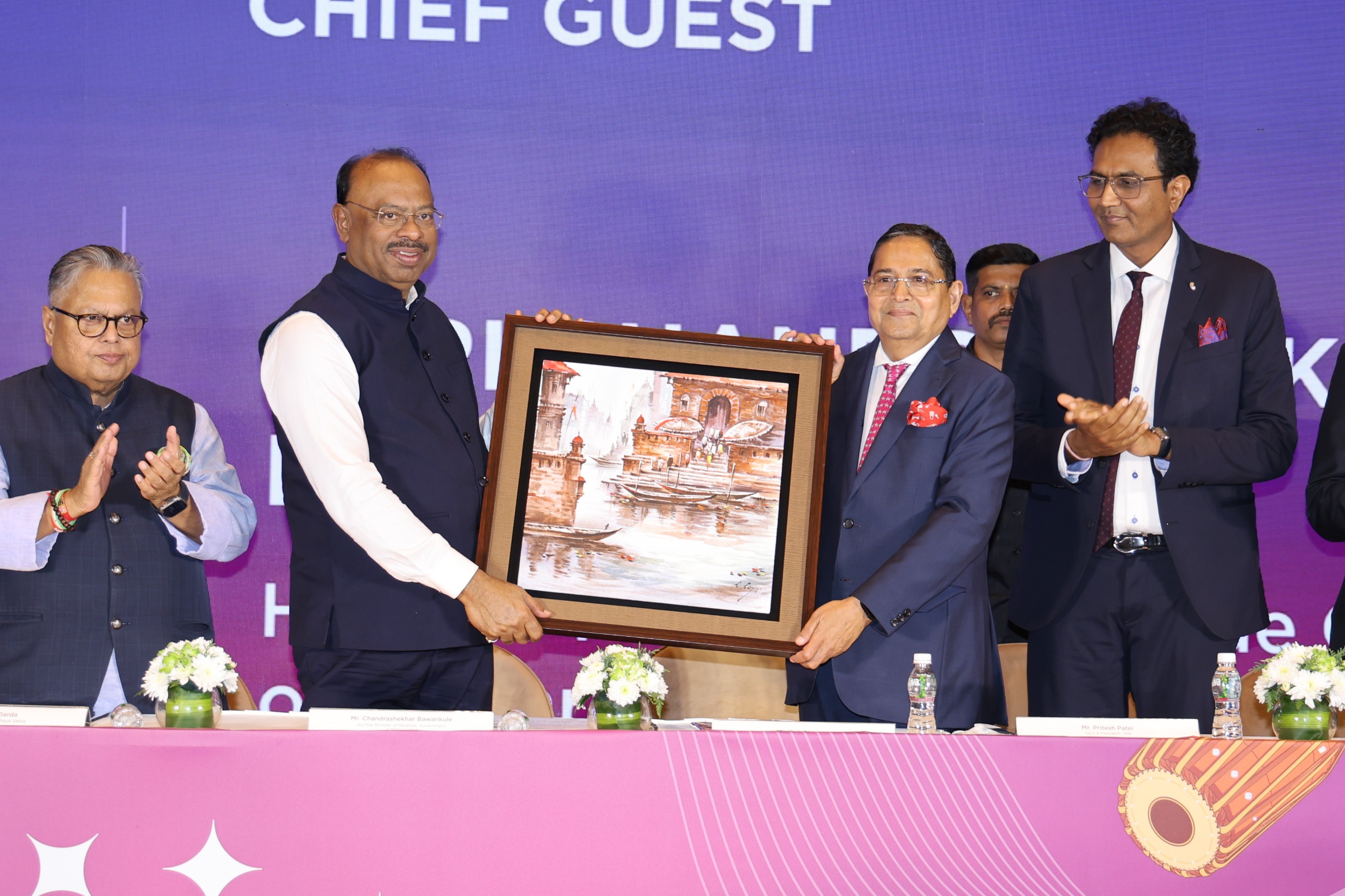 Shri Chandrashekhar Bawankule inaugurating IIJS Bharat Premiere 2026 at Jio World Convention Centre, Mumbai, alongside GJEPC Chairman Kirit Bhansali and industry leaders.