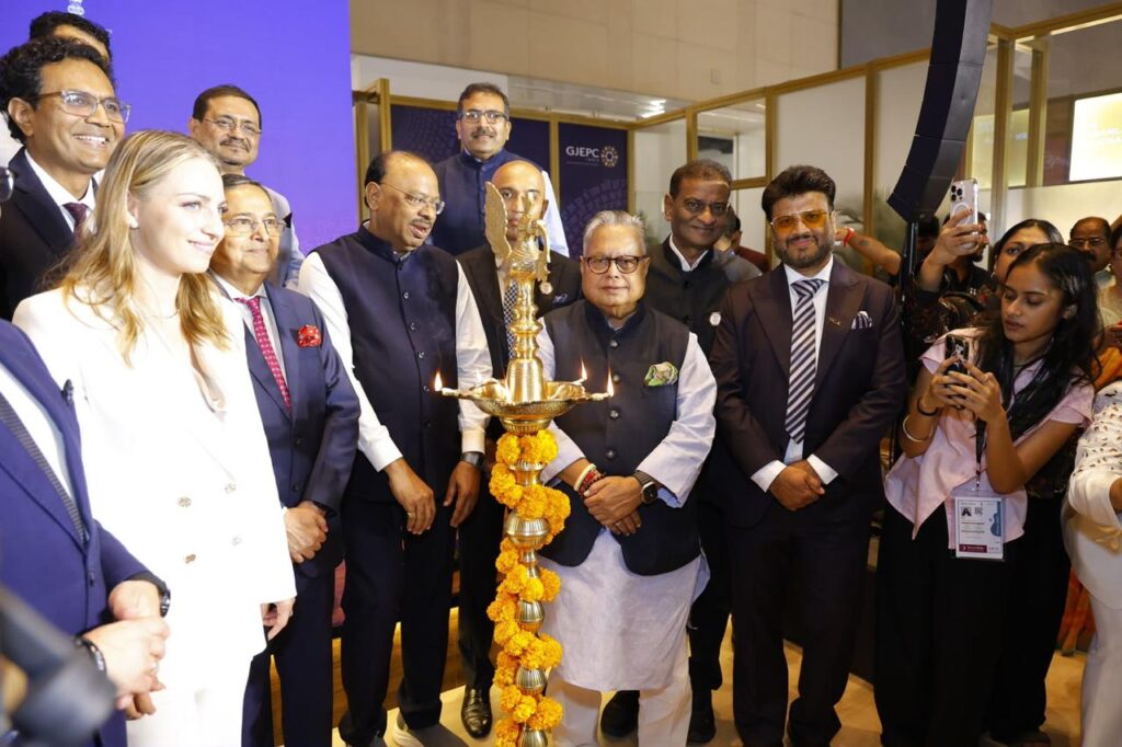 Shri Chandrashekhar Bawankule inaugurating IIJS Bharat Premiere 2026 at Jio World Convention Centre, Mumbai, alongside GJEPC Chairman Kirit Bhansali and industry leaders.