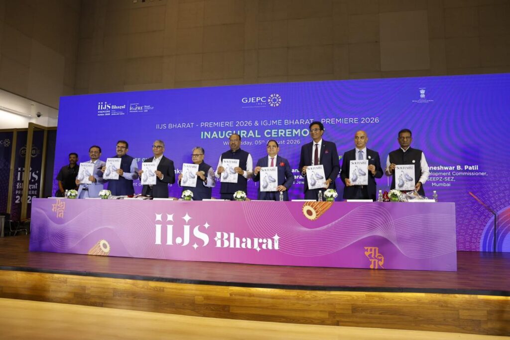 Shri Chandrashekhar Bawankule inaugurating IIJS Bharat Premiere 2026 at Jio World Convention Centre, Mumbai, alongside GJEPC Chairman Kirit Bhansali and industry leaders.