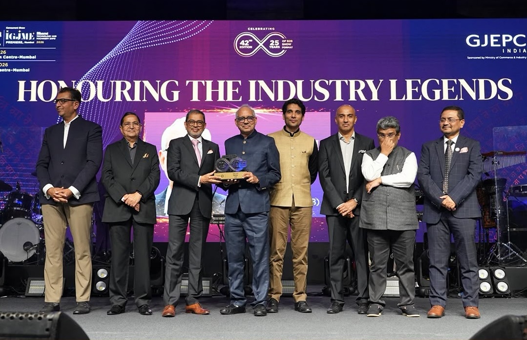 Mehul Shah receiving the Industry Legend award from GJEPC during IIJS Bharat Premiere 2026 in Mumbai.