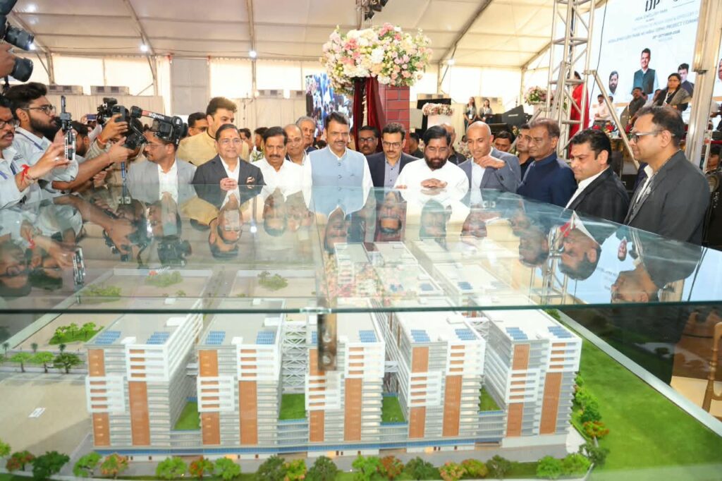 Mr Kirit Bhansali, Chairman, GJEPC_ Shri Devendra Fadnavis, CM of Maharashtra_ Shri Eknath Shinde, Deputy CM of Maharashtra at Commencement of Construction of India